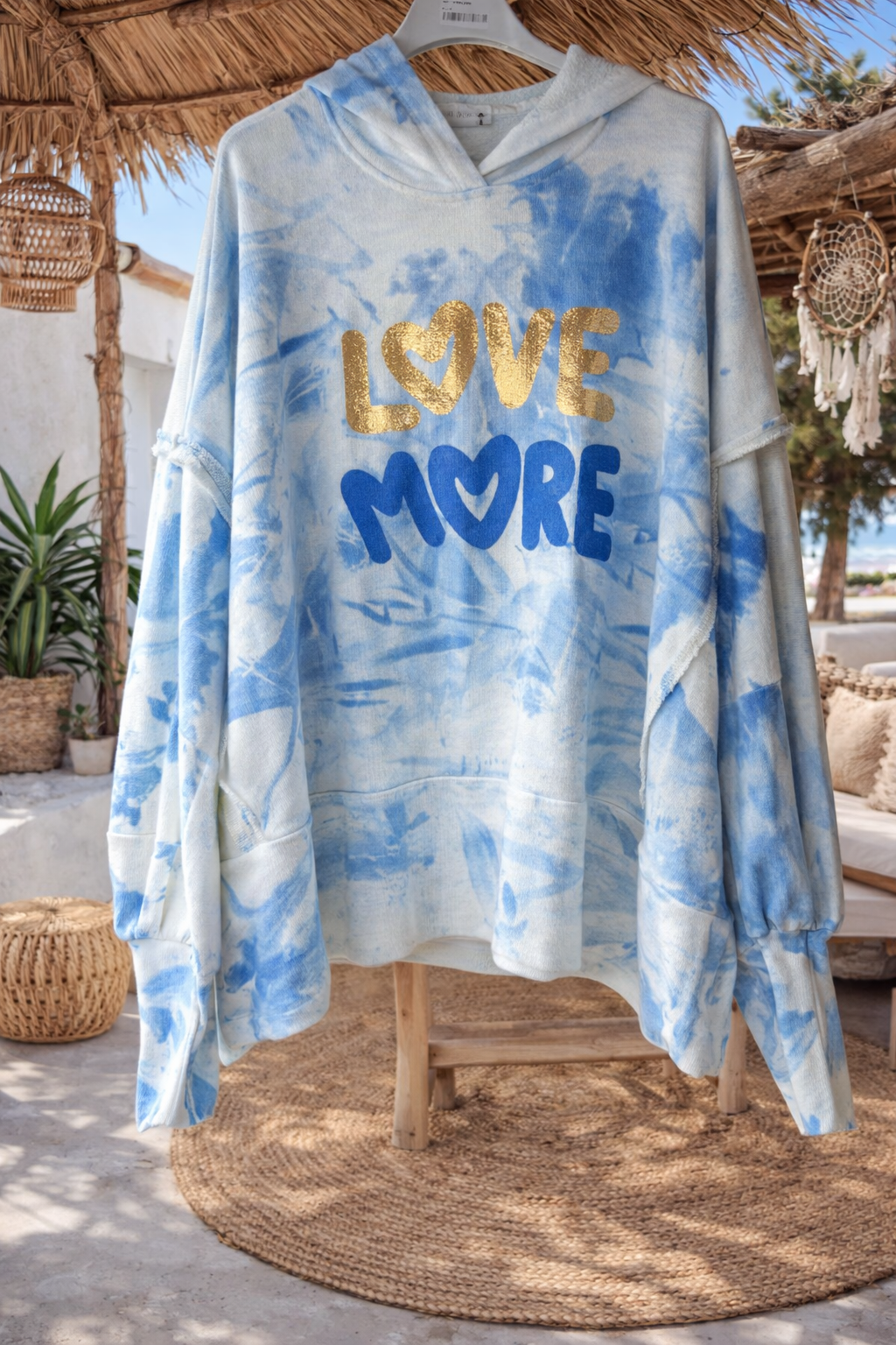 Oversize Hoodie „LOVE MORE“ – Batik Look